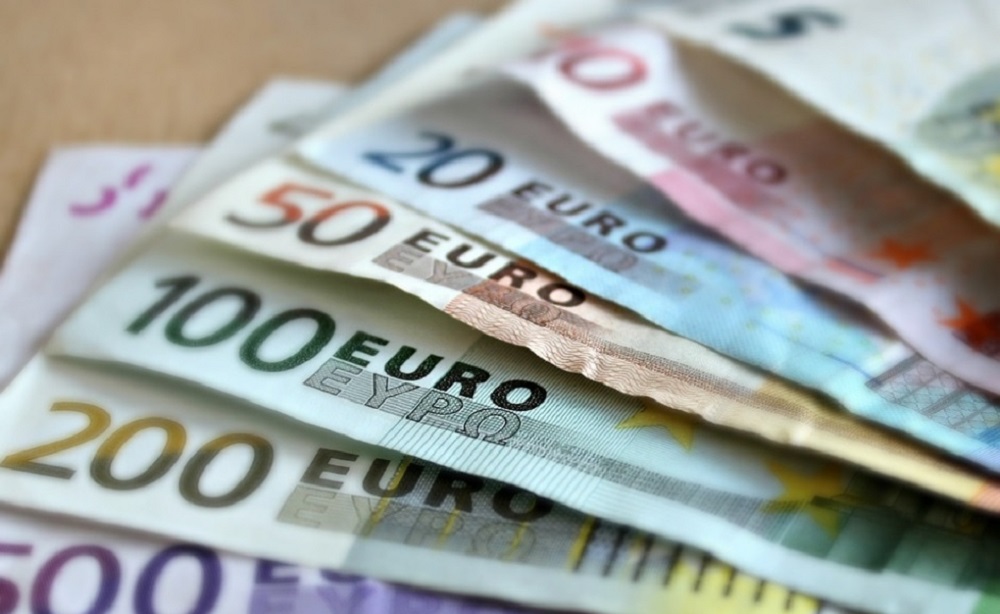 Zhvleresimi i euros dhe dollarit ul te ardhurat doganore